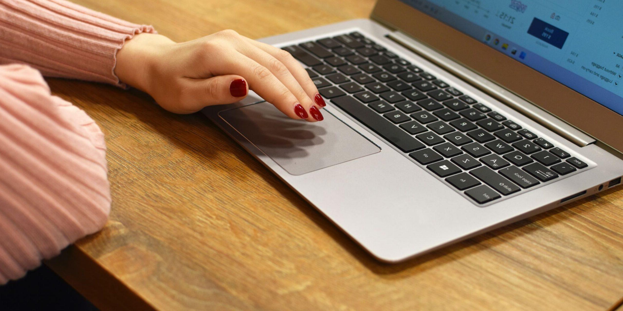 一个坐在笔记本电脑前的女人